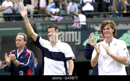 Le capitaine de la Grande-Bretagne John Lloyd, (à gauche) Tim Henman et Jamie Murray (à droite) célèbrent la deuxième journée du match du groupe mondial de la coupe Davis au All England Club, Wimbledon. Banque D'Images