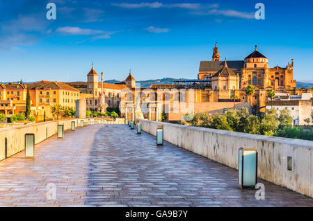 Cordoue, Espagne, Andalousie. Pont romain sur le Guadalquivir et la grande mosquée (mezquita) Banque D'Images