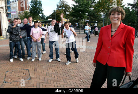 Le chef adjoint du Parti travailliste Harriett Harman réagit alors que les enfants interrompent une interview télévisée à Bournemouth avant la Conférence du Parti travailliste de 2007 qui commence demain. Banque D'Images