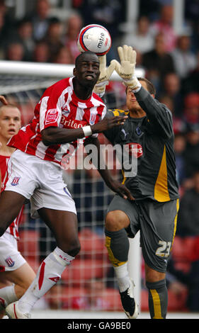 Le Mamaday Sidibe de stoke City passe devant Luke McCormick de Plymouth Argyle pour établir son deuxième but lors du match du championnat de football Coca-Cola au stade Britannia, à Stoke. Banque D'Images