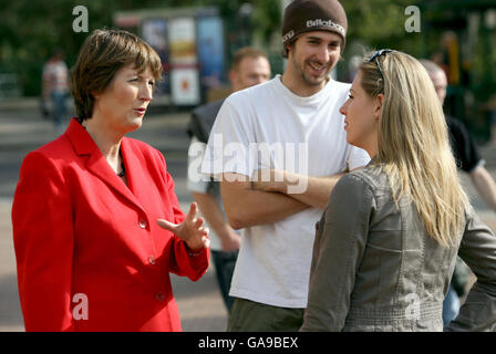 Le chef adjoint du Parti travailliste, Harriett Harman, s'adresse aux membres du public à Bournemouth en prévision de la Conférence du Parti travailliste de 2007 qui commence demain. Banque D'Images