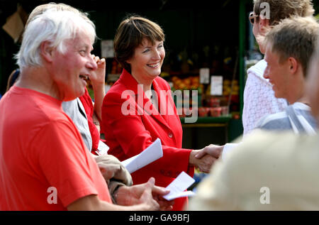 Le chef adjoint du Parti travailliste Harriett Harman s'entretient avec le public à Bournemouth en prévision de la Conférence du Parti travailliste de 2007 qui commence demain. Banque D'Images