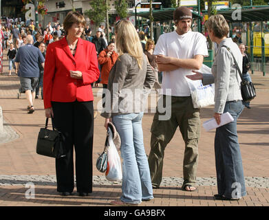 Le chef adjoint du Parti travailliste Harriett Harman réagit alors que les enfants interrompent une interview télévisée à Bournemouth avant la Conférence du Parti travailliste de 2007 qui commence demain. Banque D'Images