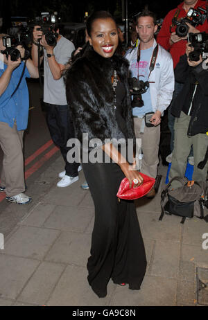 Juin Sarpong arrive pour un dîner des dirigeants noirs du maire de Londres en l'honneur de Nelson Mandela à l'hôtel Dorchester, Londres. Banque D'Images