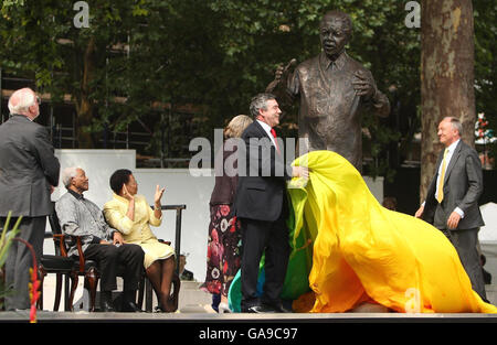 Lord Attenborough, l'ancien président sud-africain Nelson Mandela et sa femme Graca Machel, le Premier ministre britannique Gordon Brown et le maire de Londres Ken Livingstone observent tous une statue dédiée à Mandela, dévoilée par Wendy Woods (statue du patron de Mandela) sur la place du Parlement à Londres. Banque D'Images