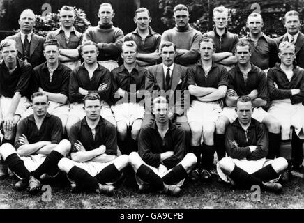 Groupe d'équipe de Nottingham Forest : (rangée arrière, l-r) entraîneur A Taylor, Horace Smith, Arthur Dexter, Bob Pugh, Percy Ashton, John Munro, Ossie Bowden, secrétaire honoraire GN Watson (rangée du milieu, l-r) Tom Peacock, Billy McKinlay, Harry Race, Tommy Graham, directeur Harry Wightman, Sandy Wood, Danny Edgar, Dave Martin (rangée avant) Harry Smith, R Brown, Gibson McNaughton, Billy Simpson Banque D'Images