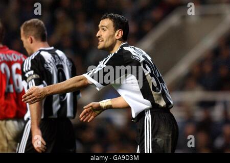 Football - coupe AXA FA - quart de finale - Newcastle United / Arsenal. Nikos Dabizas, Newcastle United Banque D'Images