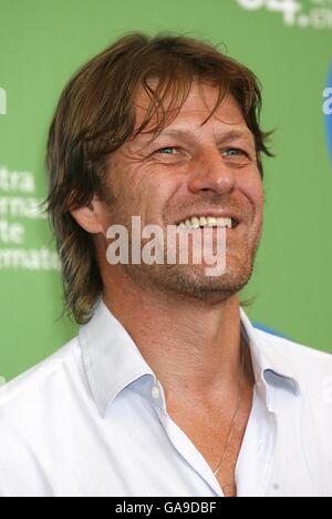 Sean Bean Krusiec assiste au photocall pour le film, dans le Grand Nord, lors du Festival du film de Venise à Venise, en Italie. Banque D'Images