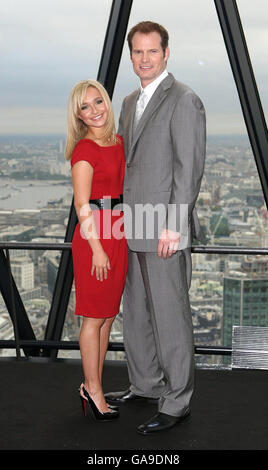 Hayden Panettiere (pièces Claire Bennett) et Jack Coleman (pièces M. Bennett) de la troupe des héros assistent à une séance photo au 30 St Mary Ax (la Gherkin) dans la ville de Londres. Banque D'Images