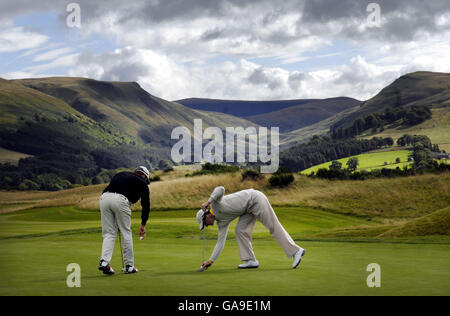 Bradley Dredge (à gauche) et Marc Warrren sur la 3e pendant le championnat Johnnie Walker à Gleneagles Hotel, Perthshire, Écosse. Banque D'Images