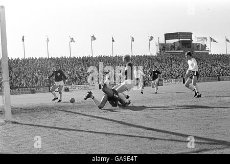 Tony Macedo, gardien de but de Fulham, plonge au pied de Tottenham Frank Saul de Hotspur qui place le ballon pour s'accoupler Alan Gilzean (l) Banque D'Images