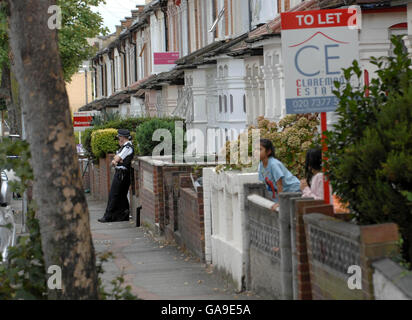 La scène où un garçon de 17 ans a été poignardé dans l'est de Londres la nuit dernière. Banque D'Images