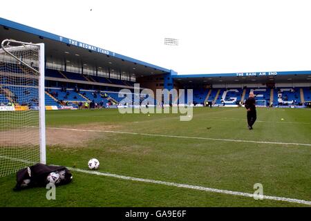 Football - Nationwide League Division One - Gillingham / Nottingham Forest.Une vue générale du stade Priestfield alors que les joueurs de Gillingham se réchauffent avant le match Banque D'Images