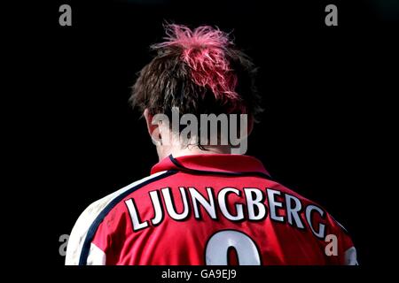 Football - coupe AXA FA - quart de finale - Replay - Arsenal / Newcastle United. Fredrik Ljungberg d'Arsenal avec son mohican Banque D'Images