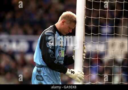 Football - FA Barclaycard Premiership - Ipswich Town / Aston Villa.Peter Schmeichel, gardien de but d'Aston Villa, prend sa frustration sur le poteau de but pendant le match avec Ipswich Town Banque D'Images