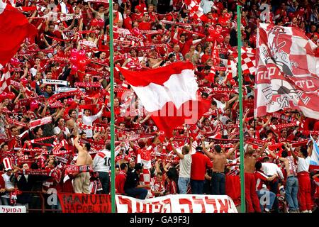 Football - coupe de l'UEFA - quart de finale - AC Milan / Hapoel tel Aviv. Les fans de Hapoel tel Aviv applaudissent leur équipe Banque D'Images