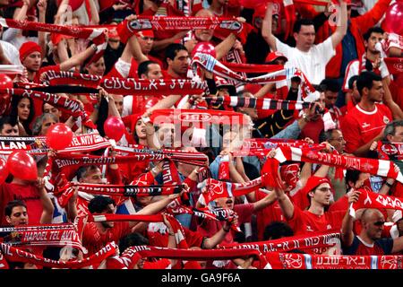 Football - coupe de l'UEFA - quart de finale - AC Milan / Hapoel tel Aviv. Les fans de Hapoel tel Aviv applaudissent leur équipe Banque D'Images
