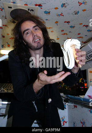 Russell Brand effectue Radio show dans une glace Van - Blackpool Banque D'Images