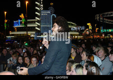 Russell Brand effectue Radio show dans une glace Van - Blackpool Banque D'Images