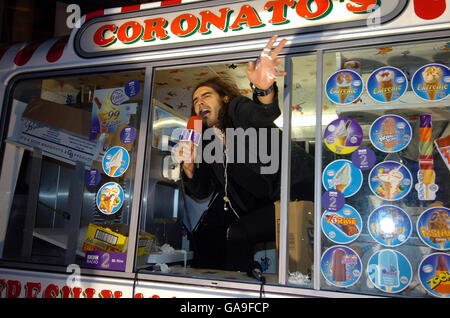 Russell Brand interprète son émission de radio 2 de la BBC en soirée en direct depuis une camionnette à glace sur la promenade de Blackpool à Blackpoool. Banque D'Images