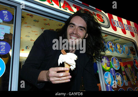 Russell Brand effectue Radio show dans une glace Van - Blackpool Banque D'Images