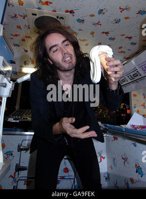 Russell Brand effectue Radio show dans une glace Van - Blackpool Banque D'Images