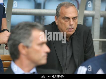 Football - Barclays Premier League - Aston Villa / Chelsea - Villa Park.Le directeur de football Avram Grant (r) de Chelsea et le directeur Jose Mourinho sont assis dans le dugout Banque D'Images