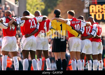 Soccer - FA Barclaycard Premiership - Arsenal / Tottenham Hotspur.L'équipe d'Arsenal se réunit en observant un silence de quelques minutes en l'honneur de HRH la Reine mère Banque D'Images