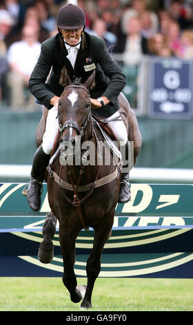 Andrew Nicholson, de la Nouvelle-Zélande, à bord de Lord Killinghurst, s'est fauté dans la dernière victoire de William Fox-Pitt, lors de l'événement final Show Jumping, le dernier jour des essais de chevaux Land Rover Burghley à Burghley House, Stamford, Lincolnshire. Banque D'Images