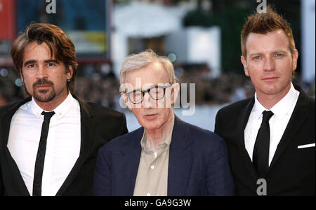 AP OUT (de gauche à droite) Colin Farrell, Woody Allen et Ewan McGregor arrivent pour la première de "Cassandra's Dream" pendant le Festival du film de Venise en Italie. Banque D'Images