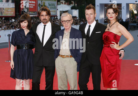 (De gauche à droite) Sally Hawkins, Colin Farrell, Woody Allen, Ewan McGregor et Hayley Atwell arrivent pour la première du « rêve de Cassandra » lors du Festival du film de Venise en Italie. Banque D'Images