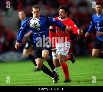 Andy reid, de Nottingham Forest, lutte avec Kenny Lunt, de Crewe Alexandra pour le ballon Banque D'Images