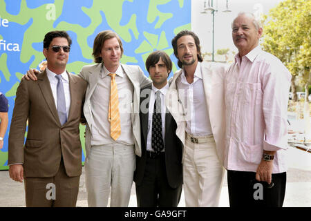 (De gauche à droite) le co-écrivain Roman Coppola, le réalisateur Wes Anderson, Jason Schwartzman, Adrien Brody et Bill Murray assistent à une séance photo pour le film 'The Darjeeling Limited', au Festival du film de Venise en Italie. ASSOCIATION DE PRESSE photo Date photo : lundi 3 septembre 2007. Le crédit photo devrait se lire: Yui Mok/PA Wire Banque D'Images