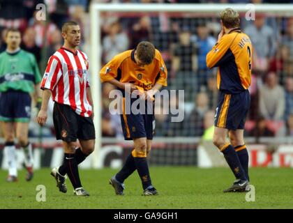 Football - FA Barclaycard Premiership - Sunderland / Liverpool.Michael Owen de Liverpool regarde sa blessure après que le Claudio Reyna de Sunderland ait été envoyé pour un défi sur l'attaquant de l'Angleterre Banque D'Images