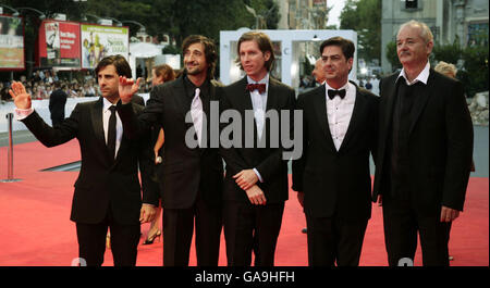 AP OUT: (Gauche-droite) Jason Schwartzman, Adrien Brody, réalisateur Wes Anderson, Roman Coppola et Bill Murray arrivent pour la première du film "The Darjeeling Limited", au Festival du film de Venise en Italie. Banque D'Images