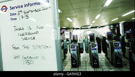 Coup de tube.La scène à la gare de Vauxhall, Londres, alors que des milliers de navetteurs se vantaient du chaos des voyages. Banque D'Images