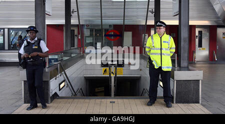 La scène à la station de métro de Vauxhall, Londres, alors que des milliers de navetteurs se vantaient du chaos des voyages. Banque D'Images