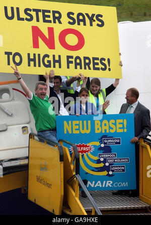 Michael O'Leary, directeur général de Ryanair, porte un maillot de football n° 11 de l'Irlande du Nord à la mémoire de George Best, à son arrivée à l'aéroport George Best de Belfast City, où il a annoncé aujourd'hui un nouveau service quatre fois par jour à Londres Stansted en sortant de l'aéroport George Best de Belfast City. Banque D'Images