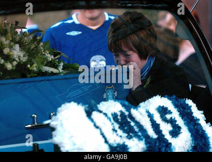 La mère de Rhys Jones Melanie avec le cercueil de son fils à la cathédrale anglicane de Liverpool pour les funérailles de l'élève assassiné de 11 ans. Banque D'Images