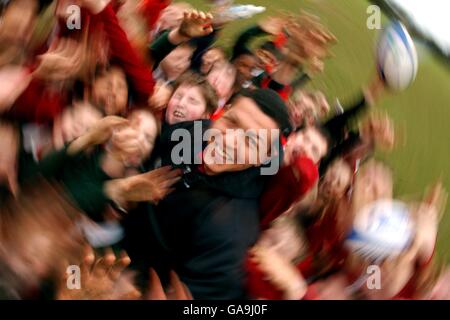 Rugby Union - Abdel Benazzi de sarrasine rugby avec les enfants. Banque D'Images