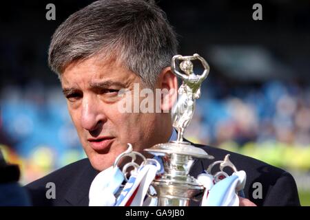 David Bernstein, président de Manchester City, avec le championnat de la première division Trophée Banque D'Images