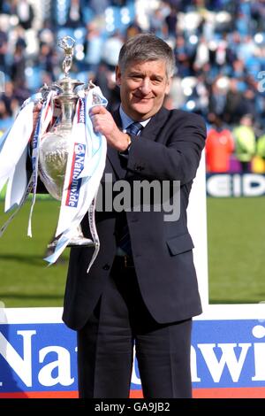 Football - Nationwide League Division One - Manchester City / Portsmouth.Le président de Manchester City, David Bernstein, lève le trophée du championnat de la première division Banque D'Images