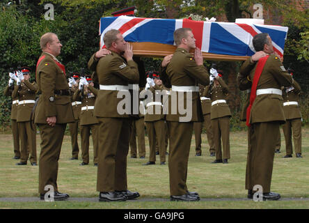 Un hommage au fusil est tiré sur le cercueil du soldat John Thrumble qui a été tué en Afghanistan par un incident américain de « feu amical » est transporté aujourd'hui dans l'église All Saints de Chelmsford, dans l'Essex. Banque D'Images