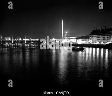 Scène nocturne depuis le pont de Westminster après l'ouverture du Festival de Grande-Bretagne par le roi George VI Le Skylon est illuminé sur la rive sud, avec le Royal Festival Hall et le Dome of Discovery à proximité. Banque D'Images