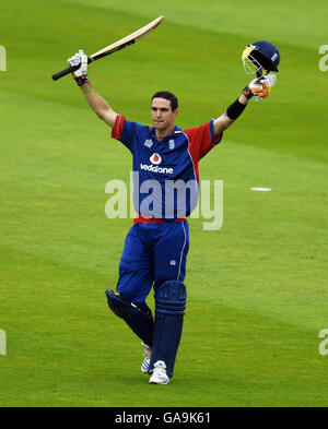 Kevin Pietersen, en Angleterre, célèbre leur victoire à la suite de la septième internationale NatWest One Day à Lord's, Londres. Banque D'Images