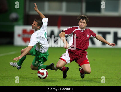 David Healy, d'Irlande du Nord, est fouillé par les Dzintars Zirnis de Lettonie lors du match de qualification du Championnat d'Europe de l'UEFA au Skonto Stadium, à Riga, en Lettonie. Banque D'Images