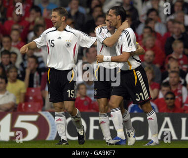 L'Allemagne fête après que Miroslav Klose ait marqué lors du match de qualification de l'UEFA European Championship au Millennium Stadium de Cardiff. Banque D'Images