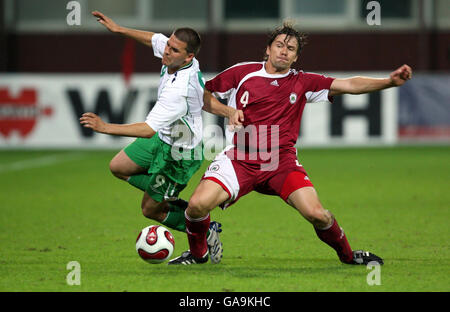 Irlande du Nord David Healy est fouillé par Latvias Dzintars Zirnis (à droite) lors du match de qualification du Championnat d'Europe de l'UEFA au Skonto Stadium, Riga, Lettonie. Banque D'Images