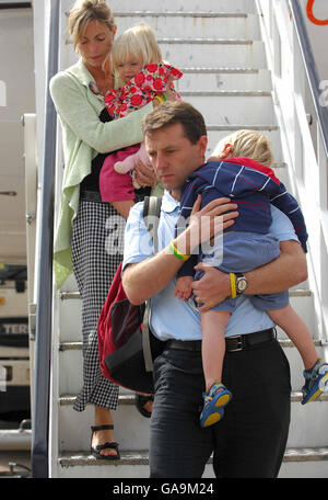 Les parents de Madeleine McCann, Kate et Gerry, reviennent au Royaume-Uni avec des jumeaux Sean et Amélie après leur vol Easyjet de l'aéroport de Faro à l'aéroport des West Midlands. Banque D'Images