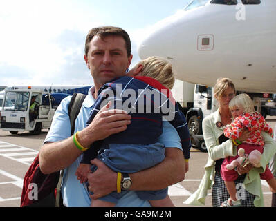 Les parents de Madeleine McCann, Kate et Gerry, reviennent au Royaume-Uni avec des jumeaux Sean et Amélie après leur vol Easyjet de l'aéroport de Faro à l'aéroport d'East Midlands. Banque D'Images